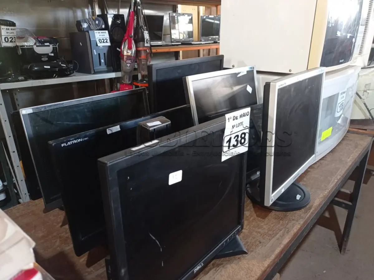 LOTE 138 - 08 MONITORES MARCAS E MODELOS DIVERSOS PARA RETIRADA DE PEÇAS. (NO ESTADO) ATENÇÃO! FAZER A VISITAÇÃO ANTES DE ARREMATAR, NÃO SABEMOS SE FUNCIONA. LEILÃO NÃO TEM GARANTIA E NEM DEVOLUÇÃO, SUJEITO A POSSÍVEIS AVARIAS VISÍVEIS/OCULTAS E/OU AUSÊNCIA DE COMPONENTES.
