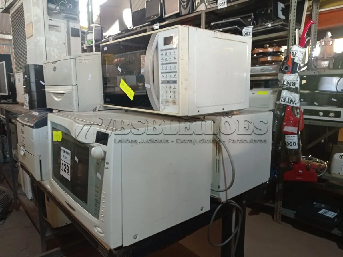 LOTE 129 - 03 MICRO-ONDAS MARCAS E MODELOS DIVERSOS. (NO ESTADO) ATENÇÃO! FAZER A VISITAÇÃO ANTES DE ARREMATAR, NÃO SABEMOS SE FUNCIONA. LEILÃO NÃO TEM GARANTIA E NEM DEVOLUÇÃO, SUJEITO A POSSÍVEIS AVARIAS VISÍVEIS/OCULTAS E/OU AUSÊNCIA DE COMPONENTES.