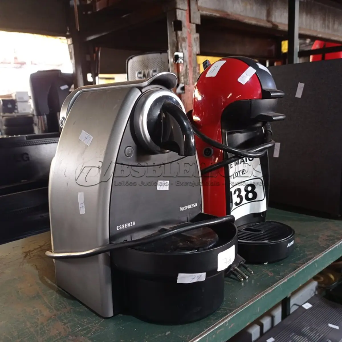 LOTE 038 - 01 CAFETEIRA NESPRESSO E 01 CAFETEIRA DOLCE GUSTO. (NO ESTADO) ATENÇÃO! FAZER A VISITAÇÃO ANTES DE ARREMATAR, NÃO SABEMOS SE FUNCIONA. LEILÃO NÃO TEM GARANTIA E NEM DEVOLUÇÃO, SUJEITO A POSSÍVEIS AVARIAS VISÍVEIS/OCULTAS E/OU AUSÊNCIA DE COMPONENTES.