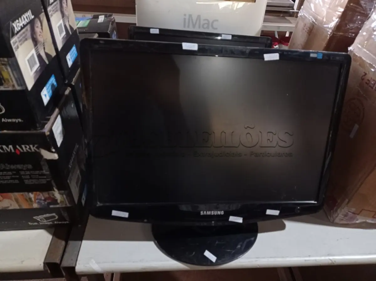LOTE 202 - 01 ALL IN ONE E 03 MONITORES MARCAS E MODELOS DIVERSOS PARA RETIRADA DE PEÇAS. (NO ESTADO) ATENÇÃO! FAZER A VISITAÇÃO ANTES DE ARREMATAR, NÃO SABEMOS SE FUNCIONA. LEILÃO NÃO TEM GARANTIA E NEM DEVOLUÇÃO, SUJEITO A POSSÍVEIS AVARIAS VISÍVEIS/OCULTAS E/OU AUSÊNCIA DE COMPONENTES.