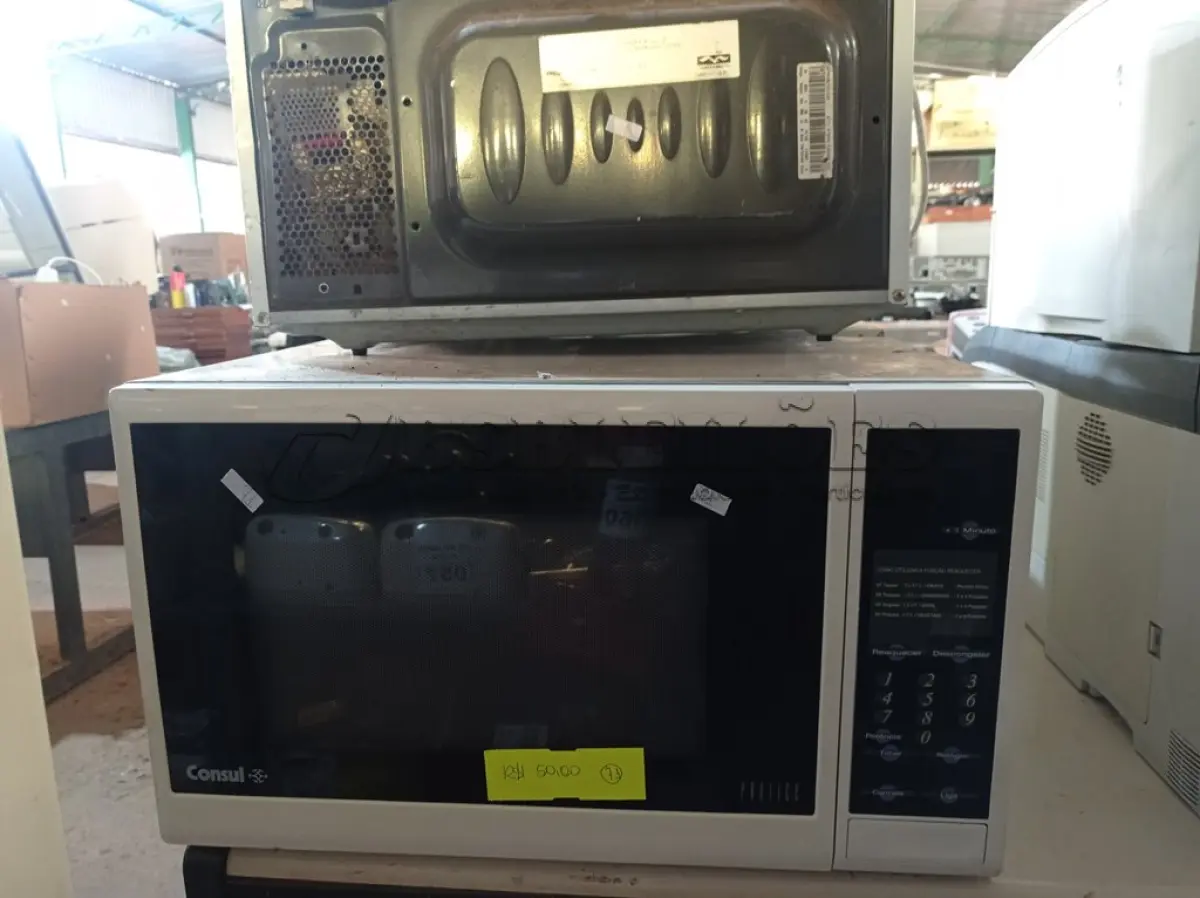 LOTE 129 - 03 MICRO-ONDAS MARCAS E MODELOS DIVERSOS. (NO ESTADO) ATENÇÃO! FAZER A VISITAÇÃO ANTES DE ARREMATAR, NÃO SABEMOS SE FUNCIONA. LEILÃO NÃO TEM GARANTIA E NEM DEVOLUÇÃO, SUJEITO A POSSÍVEIS AVARIAS VISÍVEIS/OCULTAS E/OU AUSÊNCIA DE COMPONENTES.