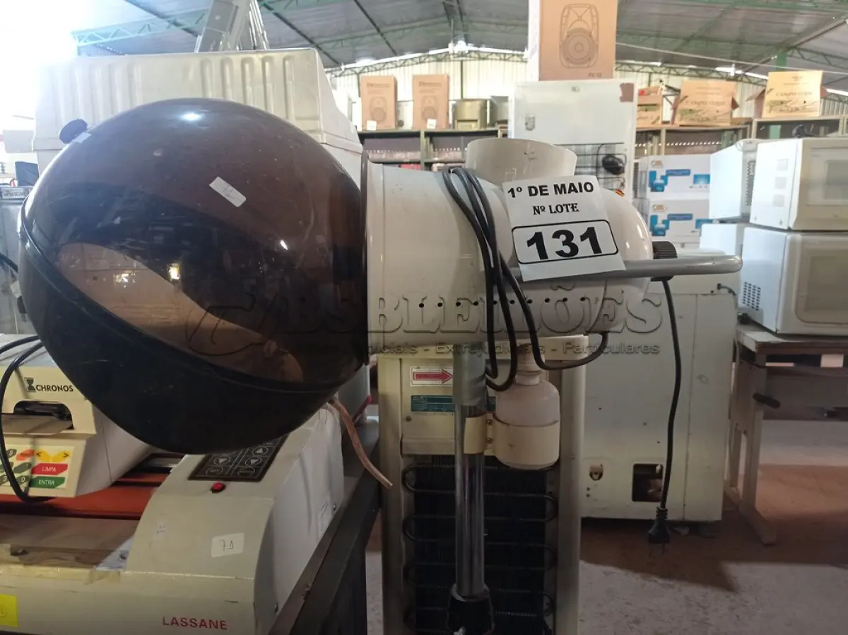 LOTE 131 - 01 SECADOR DE CABELO ANTIGO. (NO ESTADO) ATENÇÃO! FAZER A VISITAÇÃO ANTES DE ARREMATAR, NÃO SABEMOS SE FUNCIONA. LEILÃO NÃO TEM GARANTIA E NEM DEVOLUÇÃO, SUJEITO A POSSÍVEIS AVARIAS VISÍVEIS/OCULTAS E/OU AUSÊNCIA DE COMPONENTES.