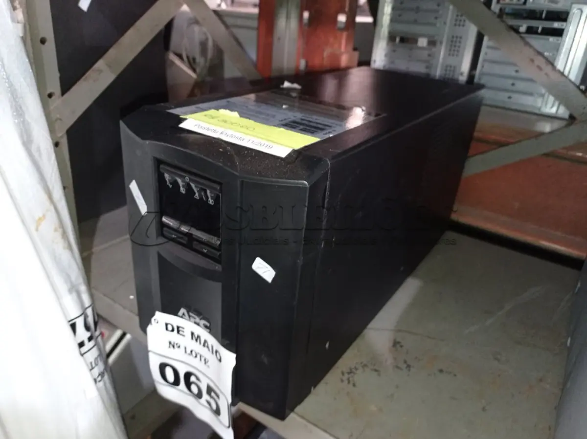 LOTE 065 - 01 NOBREAK MARCA APC MODELO SMART-UPS 1.500. (NO ESTADO) ATENÇÃO! FAZER A VISITAÇÃO ANTES DE ARREMATAR, NÃO SABEMOS SE FUNCIONA. LEILÃO NÃO TEM GARANTIA E NEM DEVOLUÇÃO, SUJEITO A POSSÍVEIS AVARIAS VISÍVEIS/OCULTAS E/OU AUSÊNCIA DE COMPONENTES.