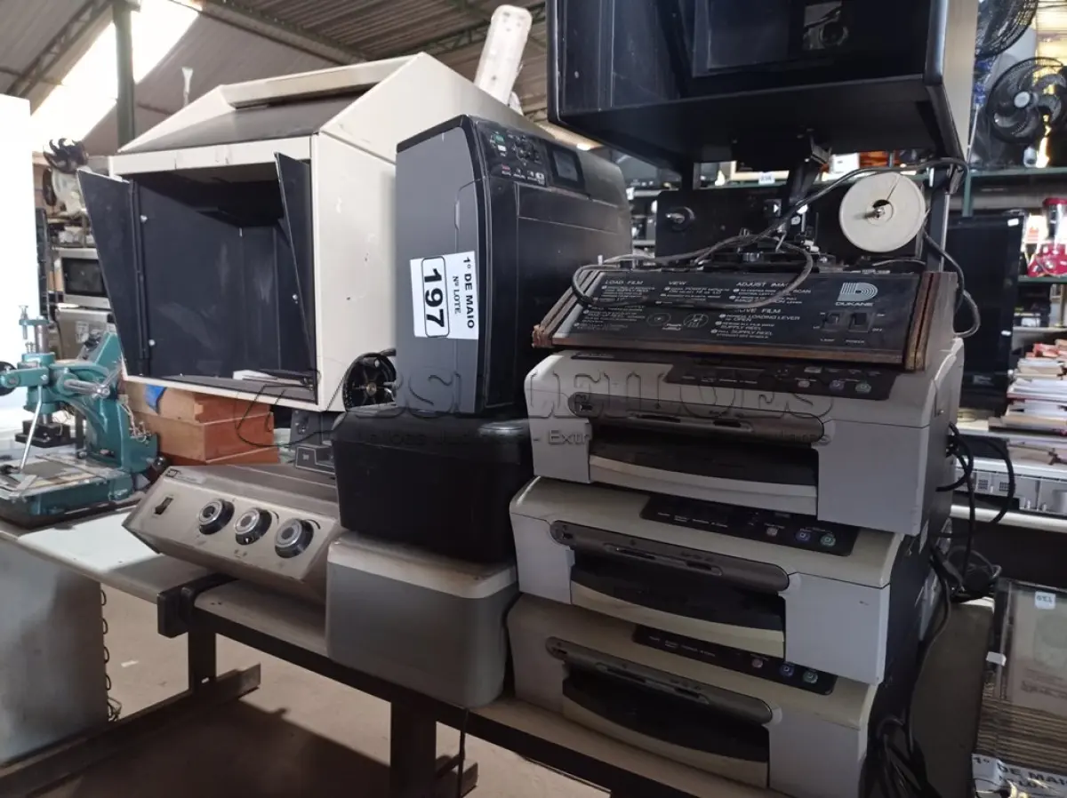 LOTE 197 - 01 LOTE COM VÁRIAS IMPRESSORAS E EQUIPAMENTOS DE VÍDEO DIVERSOS. (NO ESTADO) ATENÇÃO! FAZER A VISITAÇÃO ANTES DE ARREMATAR, NÃO SABEMOS SE FUNCIONA. LEILÃO NÃO TEM GARANTIA E NEM DEVOLUÇÃO, SUJEITO A POSSÍVEIS AVARIAS VISÍVEIS/OCULTAS E/OU AUSÊNCIA DE COMPONENTES.