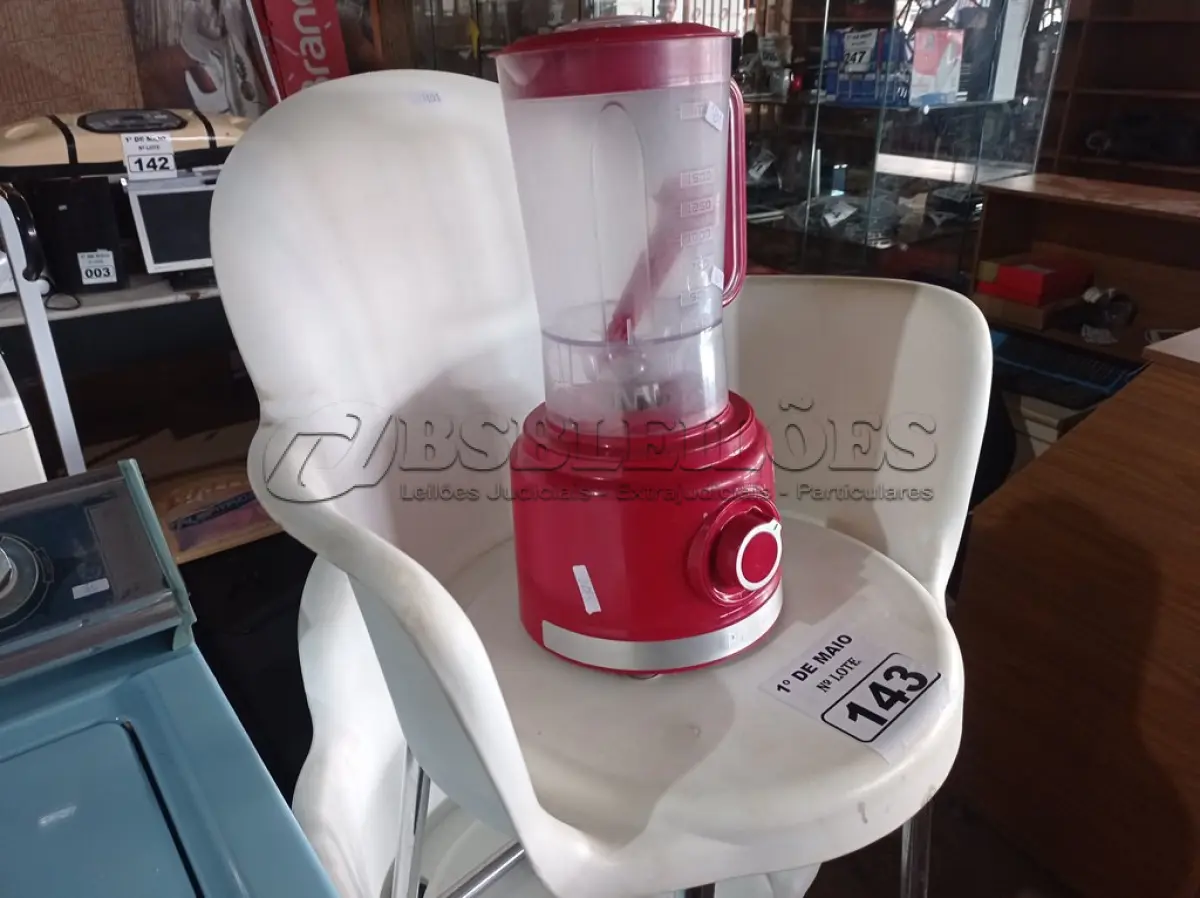 LOTE 143 - 02 CADEIRAS COM BASE CROMADA E 01 LIQUIDIFICADOR. (NO ESTADO) ATENÇÃO! FAZER A VISITAÇÃO ANTES DE ARREMATAR, NÃO SABEMOS SE FUNCIONA. LEILÃO NÃO TEM GARANTIA E NEM DEVOLUÇÃO, SUJEITO A POSSÍVEIS AVARIAS VISÍVEIS/OCULTAS E/OU AUSÊNCIA DE COMPONENTES.