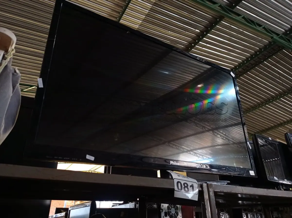 LOTE 081 - 01 TV MARCA PHILCO PARA RETIRADA DE PEÇAS. (NO ESTADO) ATENÇÃO! FAZER A VISITAÇÃO ANTES DE ARREMATAR, NÃO SABEMOS SE FUNCIONA. LEILÃO NÃO TEM GARANTIA E NEM DEVOLUÇÃO, SUJEITO A POSSÍVEIS AVARIAS VISÍVEIS/OCULTAS E/OU AUSÊNCIA DE COMPONENTES.