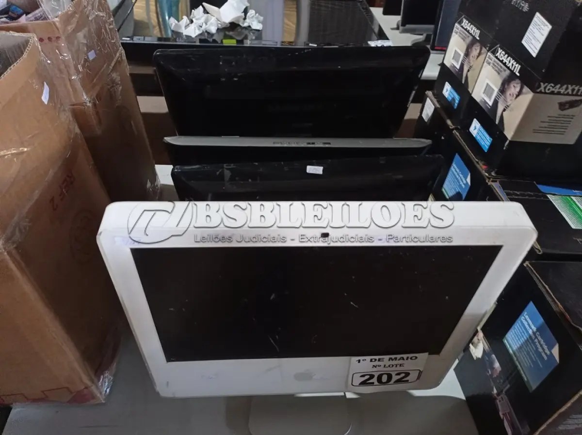 LOTE 202 - 01 ALL IN ONE E 03 MONITORES MARCAS E MODELOS DIVERSOS PARA RETIRADA DE PEÇAS. (NO ESTADO) ATENÇÃO! FAZER A VISITAÇÃO ANTES DE ARREMATAR, NÃO SABEMOS SE FUNCIONA. LEILÃO NÃO TEM GARANTIA E NEM DEVOLUÇÃO, SUJEITO A POSSÍVEIS AVARIAS VISÍVEIS/OCULTAS E/OU AUSÊNCIA DE COMPONENTES.