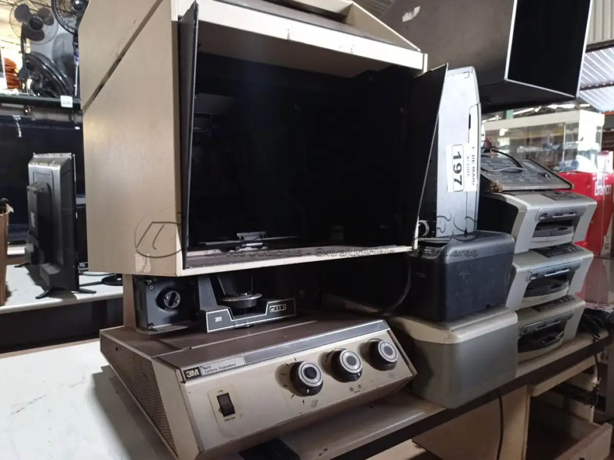 LOTE 197 - 01 LOTE COM VÁRIAS IMPRESSORAS E EQUIPAMENTOS DE VÍDEO DIVERSOS. (NO ESTADO) ATENÇÃO! FAZER A VISITAÇÃO ANTES DE ARREMATAR, NÃO SABEMOS SE FUNCIONA. LEILÃO NÃO TEM GARANTIA E NEM DEVOLUÇÃO, SUJEITO A POSSÍVEIS AVARIAS VISÍVEIS/OCULTAS E/OU AUSÊNCIA DE COMPONENTES.