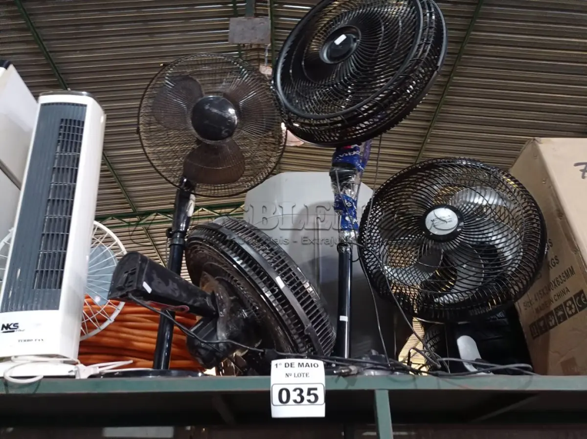 LOTE 035 - 06 VENTILADORES MARCAS E MODELOS DIVERSOS. (NO ESTADO) ATENÇÃO! FAZER A VISITAÇÃO ANTES DE ARREMATAR, NÃO SABEMOS SE FUNCIONA. LEILÃO NÃO TEM GARANTIA E NEM DEVOLUÇÃO, SUJEITO A POSSÍVEIS AVARIAS VISÍVEIS/OCULTAS E/OU AUSÊNCIA DE COMPONENTES.