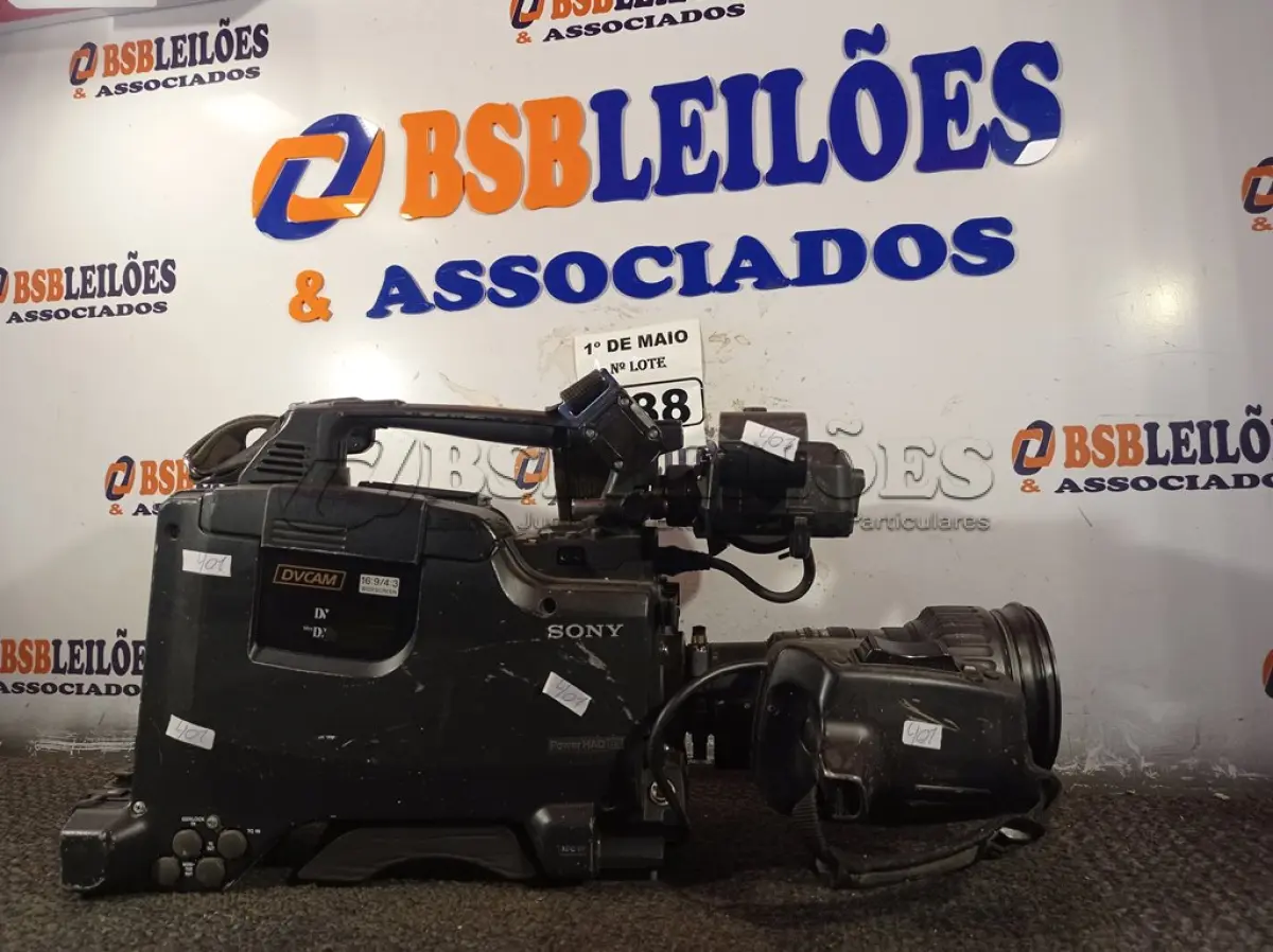 LOTE 188 - 01 FILMADORA MARCA PANASONIC. (NO ESTADO) ATENÇÃO! FAZER A VISITAÇÃO ANTES DE ARREMATAR, NÃO SABEMOS SE FUNCIONA. LEILÃO NÃO TEM GARANTIA E NEM DEVOLUÇÃO, SUJEITO A POSSÍVEIS AVARIAS VISÍVEIS/OCULTAS E/OU AUSÊNCIA DE COMPONENTES.
