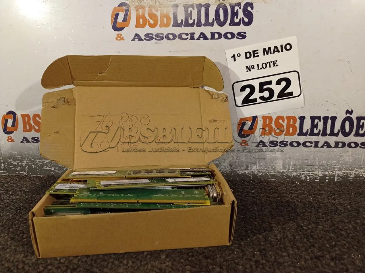 LOTE 252 - 01 RÁDIO COMUNICADOR. (NO ESTADO) ATENÇÃO! FAZER A VISITAÇÃO ANTES DE ARREMATAR, NÃO SABEMOS SE FUNCIONA. LEILÃO NÃO TEM GARANTIA E NEM DEVOLUÇÃO, SUJEITO A POSSÍVEIS AVARIAS VISÍVEIS/OCULTAS E/OU AUSÊNCIA DE COMPONENTES.