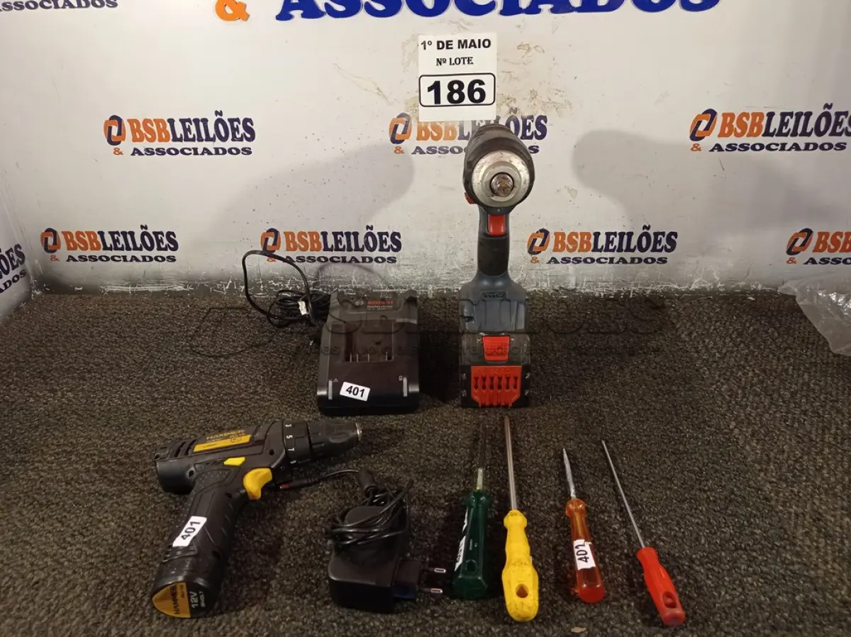 LOTE 186 - 02 PARAFUSADEIRA E 04 CHAVES DIVERSAS. (NO ESTADO) ATENÇÃO! FAZER A VISITAÇÃO ANTES DE ARREMATAR, NÃO SABEMOS SE FUNCIONA. LEILÃO NÃO TEM GARANTIA E NEM DEVOLUÇÃO, SUJEITO A POSSÍVEIS AVARIAS VISÍVEIS/OCULTAS E/OU AUSÊNCIA DE COMPONENTES.