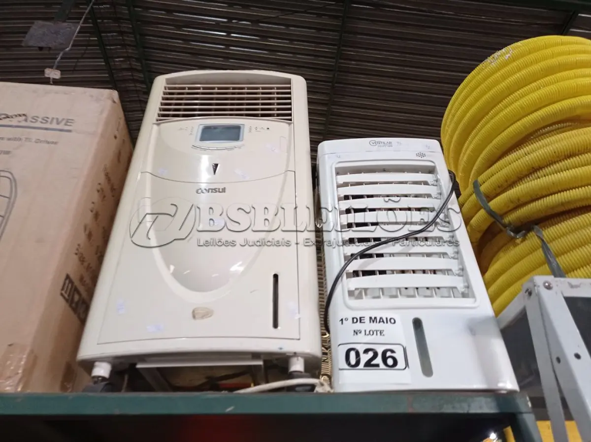 LOTE 026 - 02 CLIMATIZADORES DE AR MARCAS E MODELOS DIVERSOS. (NO ESTADO) ATENÇÃO! FAZER A VISITAÇÃO ANTES DE ARREMATAR, NÃO SABEMOS SE FUNCIONA. LEILÃO NÃO TEM GARANTIA E NEM DEVOLUÇÃO, SUJEITO A POSSÍVEIS AVARIAS VISÍVEIS/OCULTAS E/OU AUSÊNCIA DE COMPONENTES.