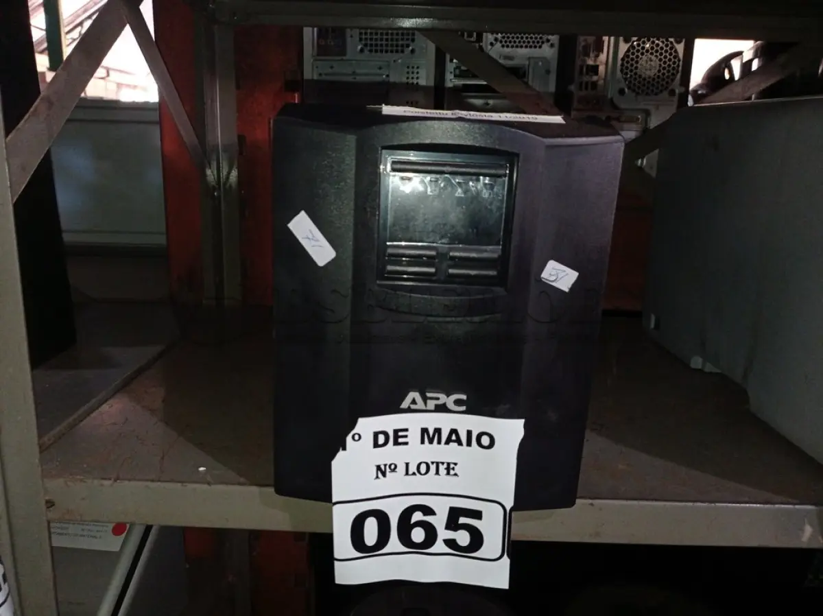 LOTE 065 - 01 NOBREAK MARCA APC MODELO SMART-UPS 1.500. (NO ESTADO) ATENÇÃO! FAZER A VISITAÇÃO ANTES DE ARREMATAR, NÃO SABEMOS SE FUNCIONA. LEILÃO NÃO TEM GARANTIA E NEM DEVOLUÇÃO, SUJEITO A POSSÍVEIS AVARIAS VISÍVEIS/OCULTAS E/OU AUSÊNCIA DE COMPONENTES.