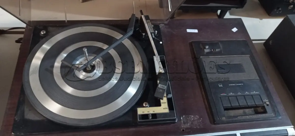 LOTE 162 - 01 TOCA DISCOS DE VINIL 2X1 MARCA SHARP. (NO ESTADO) ATENÇÃO! FAZER A VISITAÇÃO ANTES DE ARREMATAR, NÃO SABEMOS SE FUNCIONA. LEILÃO NÃO TEM GARANTIA E NEM DEVOLUÇÃO, SUJEITO A POSSÍVEIS AVARIAS VISÍVEIS/OCULTAS E/OU AUSÊNCIA DE COMPONENTES.
