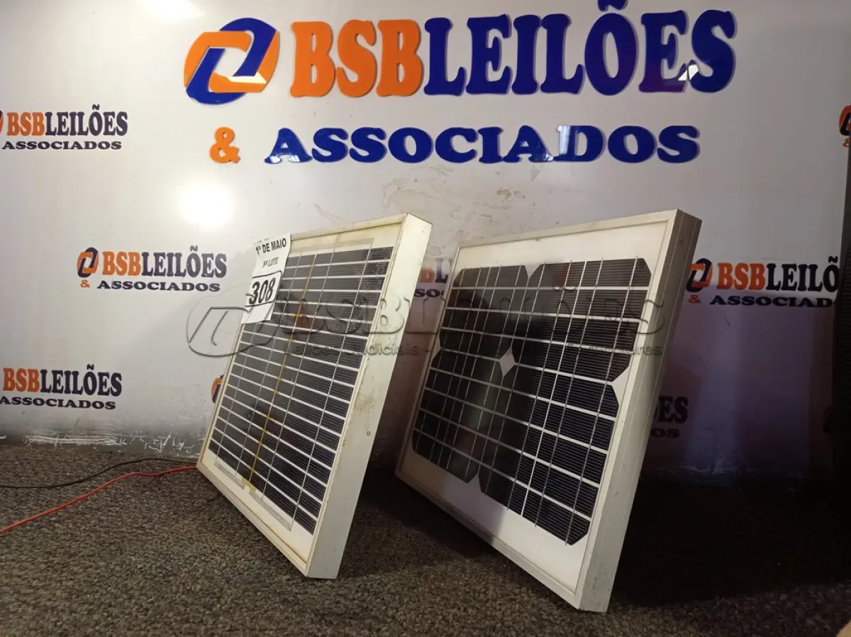 LOTE 308 - 02 PLACAS SOLARES 18V 10W. (NO ESTADO) ATENÇÃO! FAZER A VISITAÇÃO ANTES DE ARREMATAR, NÃO SABEMOS SE FUNCIONA. LEILÃO NÃO TEM GARANTIA E NEM DEVOLUÇÃO, SUJEITO A POSSÍVEIS AVARIAS VISÍVEIS/OCULTAS E/OU AUSÊNCIA DE COMPONENTES.