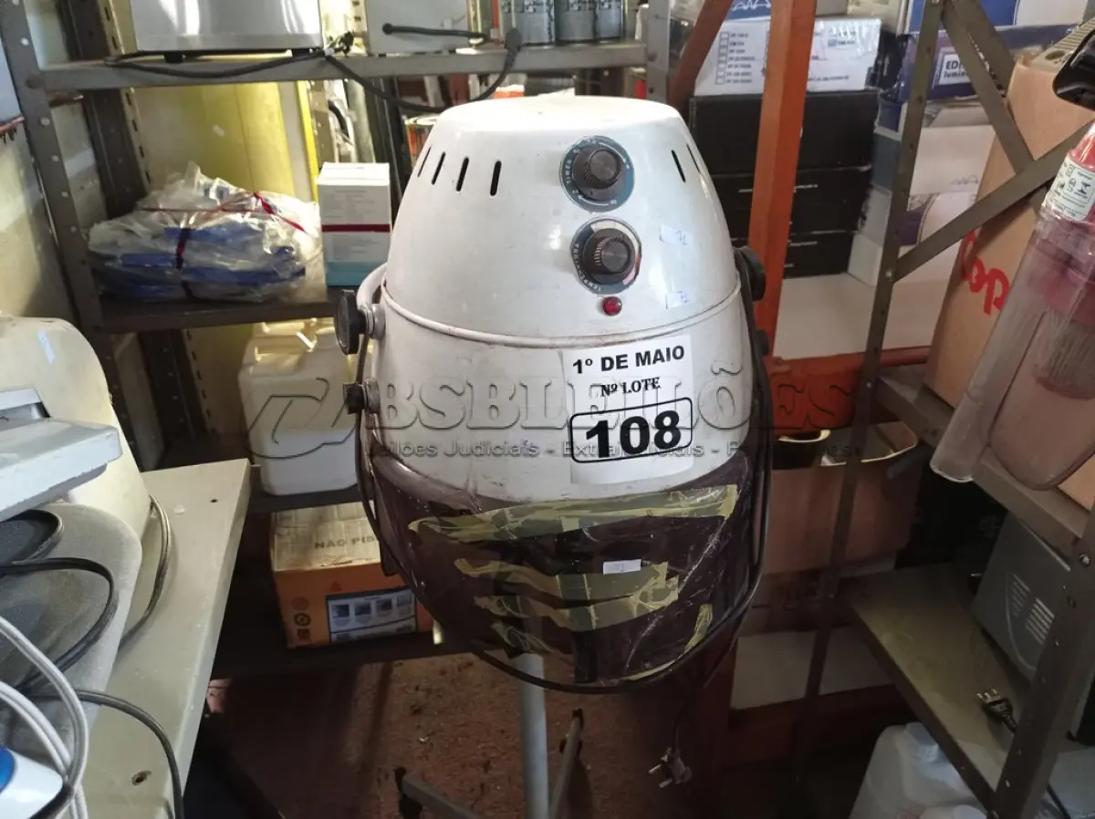 LOTE 108 - 01 SECADOR DE CABELO ANTIGO. (NO ESTADO) ATENÇÃO! FAZER A VISITAÇÃO ANTES DE ARREMATAR, NÃO SABEMOS SE FUNCIONA. LEILÃO NÃO TEM GARANTIA E NEM DEVOLUÇÃO, SUJEITO A POSSÍVEIS AVARIAS VISÍVEIS/OCULTAS E/OU AUSÊNCIA DE COMPONENTES.