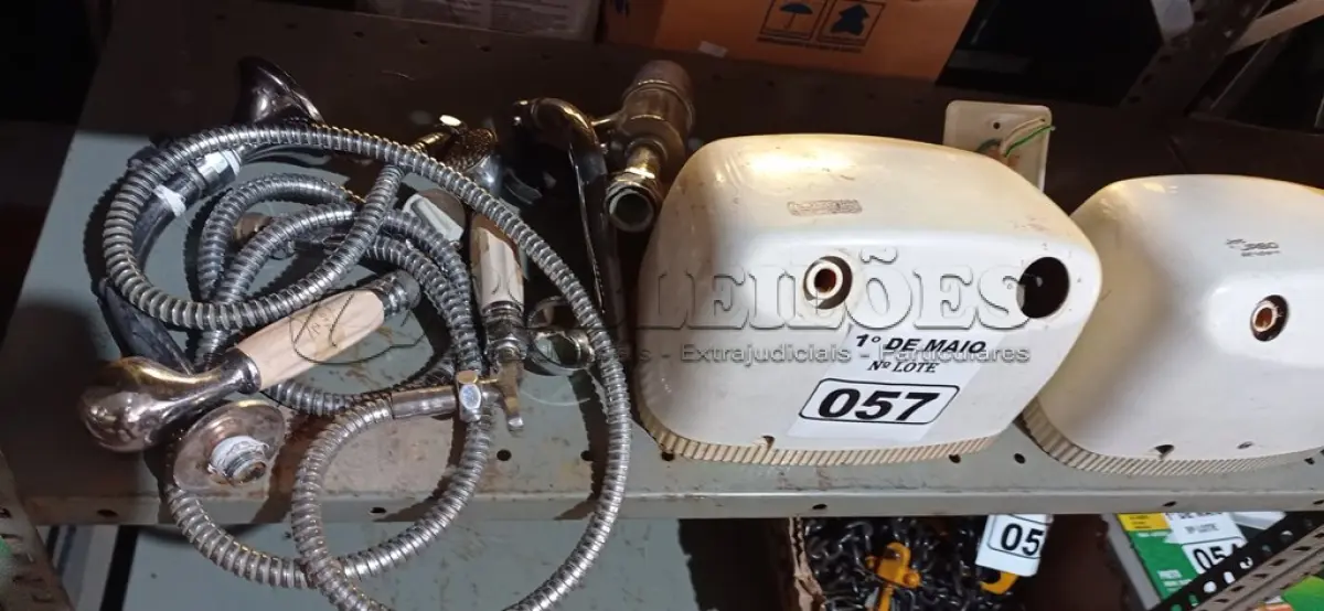LOTE 057 - 02 DUCHAS E MATERIAL HIDRÁULICO DIVERSOS. (NO ESTADO) ATENÇÃO! FAZER A VISITAÇÃO ANTES DE ARREMATAR, NÃO SABEMOS SE FUNCIONA. LEILÃO NÃO TEM GARANTIA E NEM DEVOLUÇÃO, SUJEITO A POSSÍVEIS AVARIAS VISÍVEIS/OCULTAS E/OU AUSÊNCIA DE COMPONENTES.