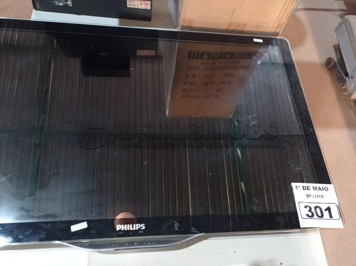 LOTE 301 - 01 TV PHILIPS 40” POL PARA RETIRADA DE PEÇAS. (NO ESTADO) ATENÇÃO! FAZER A VISITAÇÃO ANTES DE ARREMATAR, NÃO SABEMOS SE FUNCIONA. LEILÃO NÃO TEM GARANTIA E NEM DEVOLUÇÃO, SUJEITO A POSSÍVEIS AVARIAS VISÍVEIS/OCULTAS E/OU AUSÊNCIA DE COMPONENTES.