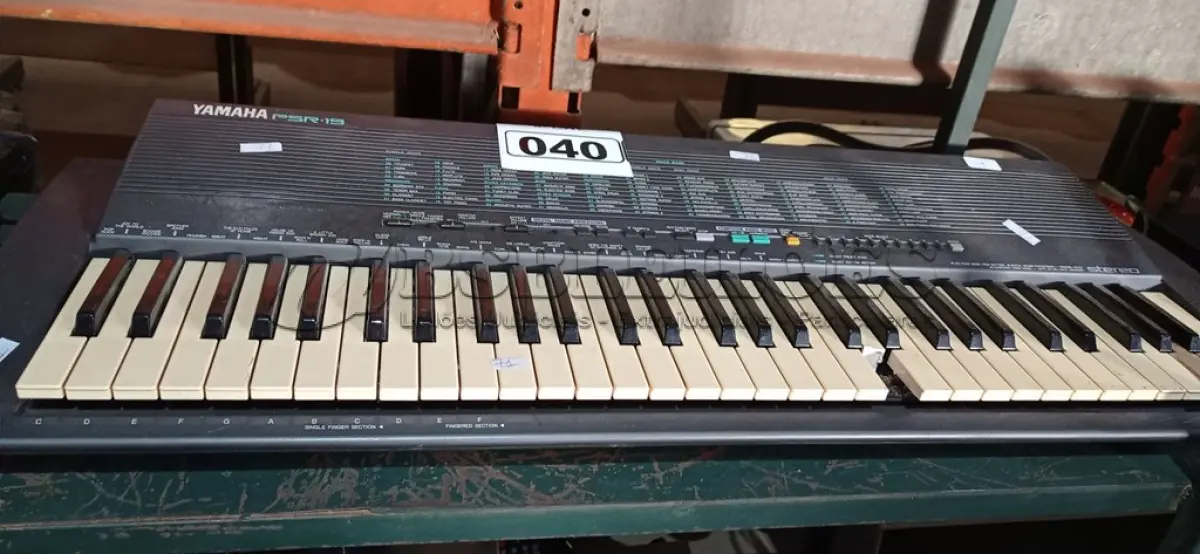 LOTE 040 - 01 TECLADO YAMAHA PSR-19. (NO ESTADO) ATENÇÃO! FAZER A VISITAÇÃO ANTES DE ARREMATAR, NÃO SABEMOS SE FUNCIONA. LEILÃO NÃO TEM GARANTIA E NEM DEVOLUÇÃO, SUJEITO A POSSÍVEIS AVARIAS VISÍVEIS/OCULTAS E/OU AUSÊNCIA DE COMPONENTES.