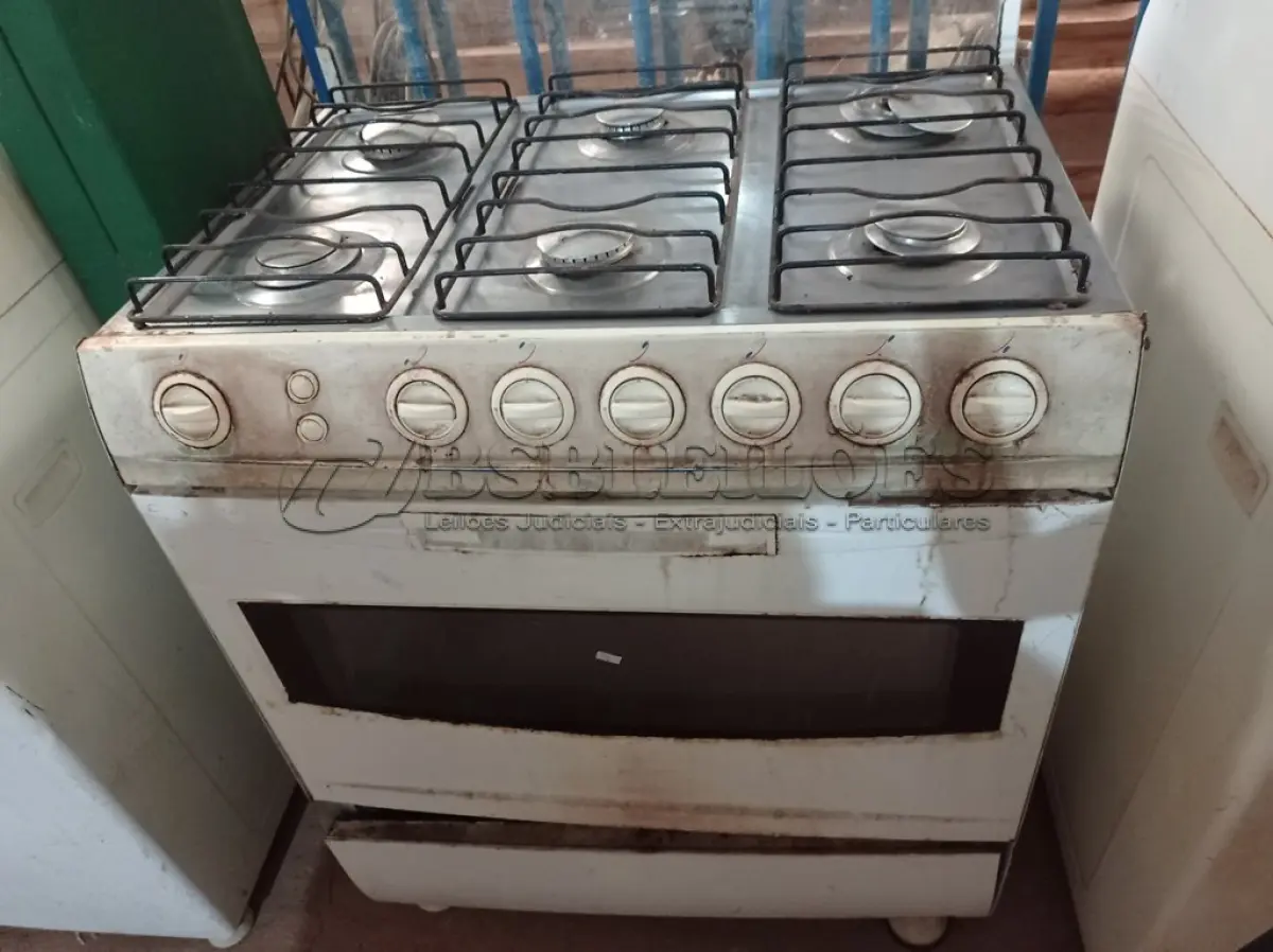 LOTE 172 - 01 FOGÃO A GÁS 06 BOCAS. (NO ESTADO) ATENÇÃO! FAZER A VISITAÇÃO ANTES DE ARREMATAR, NÃO SABEMOS SE FUNCIONA. LEILÃO NÃO TEM GARANTIA E NEM DEVOLUÇÃO, SUJEITO A POSSÍVEIS AVARIAS VISÍVEIS/OCULTAS E/OU AUSÊNCIA DE COMPONENTES.