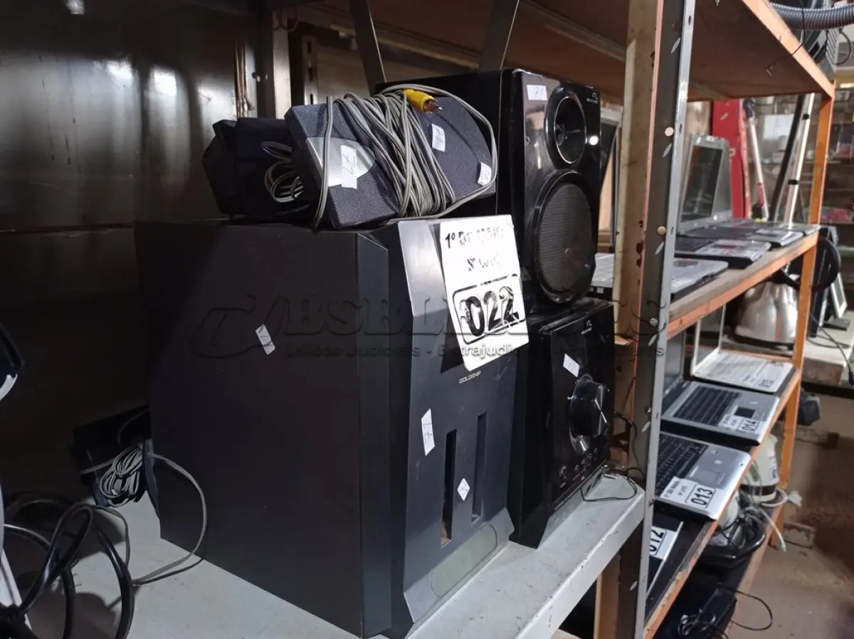 LOTE 022 - 01 APARELHO DE SOM E 04 CAIXAS DE SOM. (NO ESTADO) ATENÇÃO! FAZER A VISITAÇÃO ANTES DE ARREMATAR, NÃO SABEMOS SE FUNCIONA. LEILÃO NÃO TEM GARANTIA E NEM DEVOLUÇÃO, SUJEITO A POSSÍVEIS AVARIAS VISÍVEIS/OCULTAS E/OU AUSÊNCIA DE COMPONENTES.
