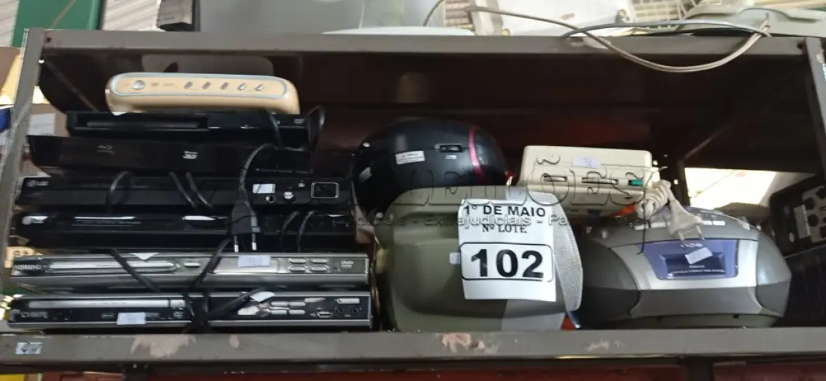 LOTE 102 - 03 APARELHOS DE SOM, 01 RADIO RELÓGIO E 07 APARELHOS DE DVD MARCAS E MODELOS DIVERSOS. (NO ESTADO) ATENÇÃO! FAZER A VISITAÇÃO ANTES DE ARREMATAR, NÃO SABEMOS SE FUNCIONA. LEILÃO NÃO TEM GARANTIA E NEM DEVOLUÇÃO, SUJEITO A POSSÍVEIS AVARIAS VISÍVEIS/OCULTAS E/OU AUSÊNCIA DE COMPONENTES.