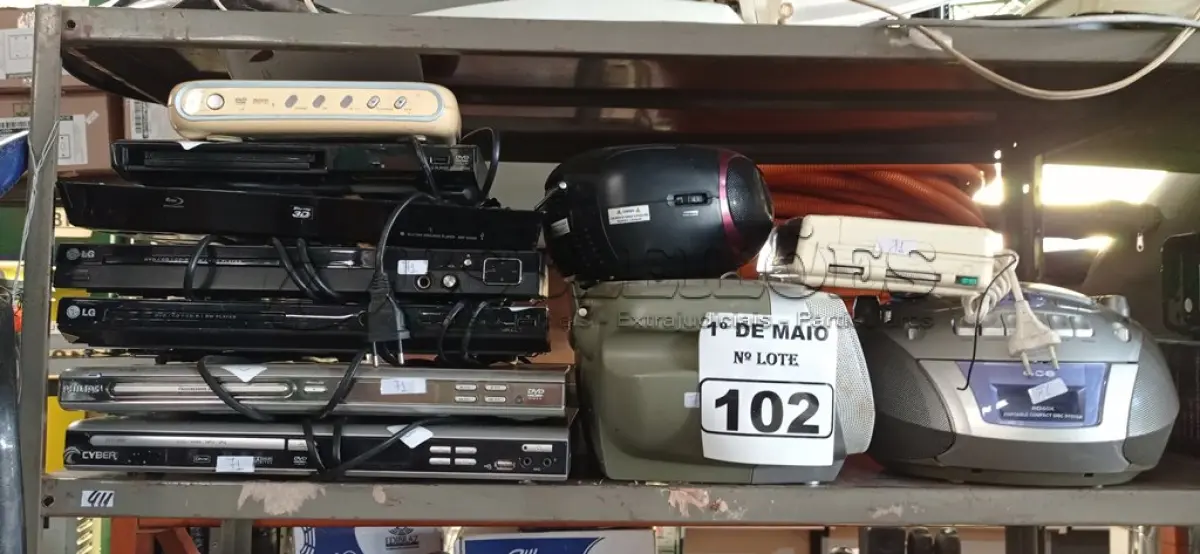 LOTE 102 - 03 APARELHOS DE SOM, 01 RADIO RELÓGIO E 07 APARELHOS DE DVD MARCAS E MODELOS DIVERSOS. (NO ESTADO) ATENÇÃO! FAZER A VISITAÇÃO ANTES DE ARREMATAR, NÃO SABEMOS SE FUNCIONA. LEILÃO NÃO TEM GARANTIA E NEM DEVOLUÇÃO, SUJEITO A POSSÍVEIS AVARIAS VISÍVEIS/OCULTAS E/OU AUSÊNCIA DE COMPONENTES.