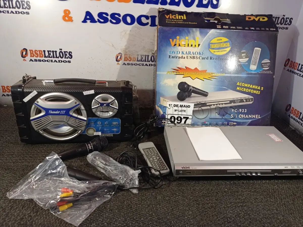 LOTE 097 - 01 DVD KARAOKÊ E 01 CAIXA DE SOM BLUETOOTH. (NO ESTADO) ATENÇÃO! FAZER A VISITAÇÃO ANTES DE ARREMATAR, NÃO SABEMOS SE FUNCIONA. LEILÃO NÃO TEM GARANTIA E NEM DEVOLUÇÃO, SUJEITO A POSSÍVEIS AVARIAS VISÍVEIS/OCULTAS E/OU AUSÊNCIA DE COMPONENTES.