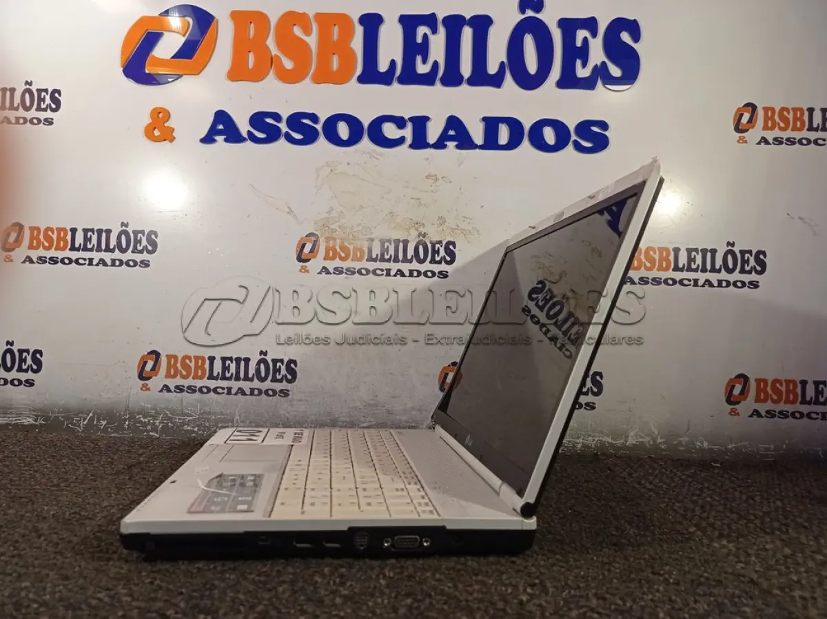 LOTE 011 - 01 NOTEBOOK MARCA LG. (NO ESTADO) ATENÇÃO! FAZER A VISITAÇÃO ANTES DE ARREMATAR, NÃO SABEMOS SE FUNCIONA. LEILÃO NÃO TEM GARANTIA E NEM DEVOLUÇÃO, SUJEITO A POSSÍVEIS AVARIAS VISÍVEIS/OCULTAS E/OU AUSÊNCIA DE COMPONENTES.
