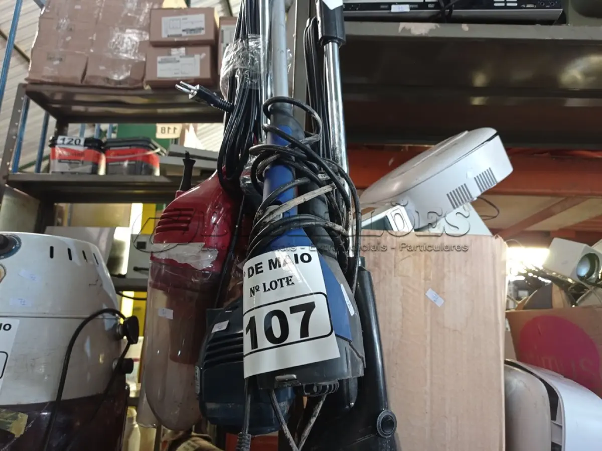 LOTE 107 - 04 ASPIRADORES DE PÓ MARCAS E MODELOS DIVERSOS. (NO ESTADO) ATENÇÃO! FAZER A VISITAÇÃO ANTES DE ARREMATAR, NÃO SABEMOS SE FUNCIONA. LEILÃO NÃO TEM GARANTIA E NEM DEVOLUÇÃO, SUJEITO A POSSÍVEIS AVARIAS VISÍVEIS/OCULTAS E/OU AUSÊNCIA DE COMPONENTES.