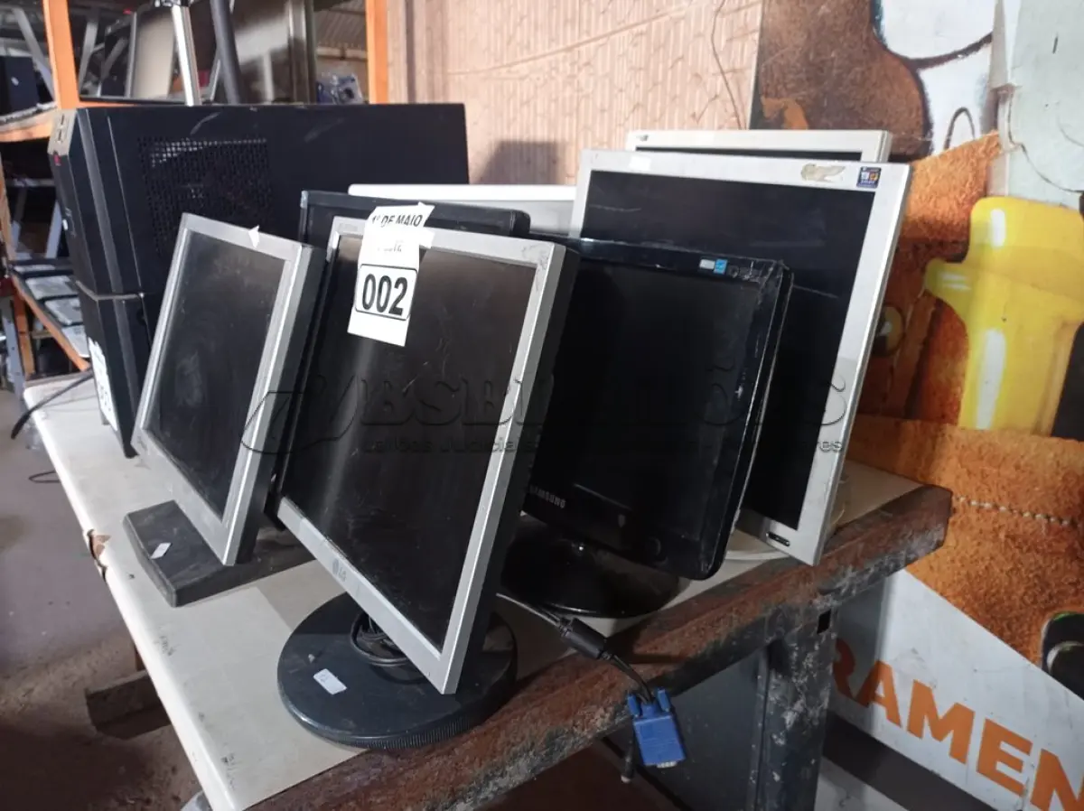 LOTE 002 - 07 MONITORES MARCAS E MODELOS DIVERSOS PARA RETIRADA DE PEÇAS. (NO ESTADO) ATENÇÃO! FAZER A VISITAÇÃO ANTES DE ARREMATAR, NÃO SABEMOS SE FUNCIONA. LEILÃO NÃO TEM GARANTIA E NEM DEVOLUÇÃO, SUJEITO A POSSÍVEIS AVARIAS VISÍVEIS/OCULTAS E/OU AUSÊNCIA DE COMPONENTES.