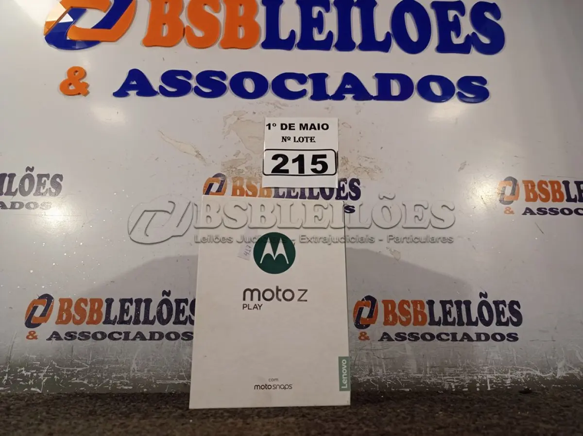 LOTE 215 - 01 CELULAR MOTO Z PLAY COM MOTO SNAPS JBL. (NO ESTADO) ATENÇÃO! FAZER A VISITAÇÃO ANTES DE ARREMATAR, NÃO SABEMOS SE FUNCIONA. LEILÃO NÃO TEM GARANTIA E NEM DEVOLUÇÃO, SUJEITO A POSSÍVEIS AVARIAS VISÍVEIS/OCULTAS E/OU AUSÊNCIA DE COMPONENTES.