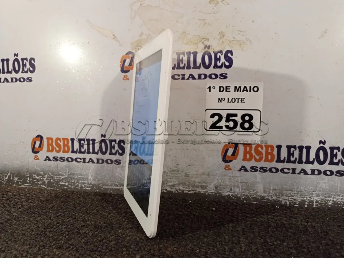 LOTE 258 - 01 TABLET MARCA PHILCO. (NO ESTADO) ATENÇÃO! FAZER A VISITAÇÃO ANTES DE ARREMATAR, NÃO SABEMOS SE FUNCIONA. LEILÃO NÃO TEM GARANTIA E NEM DEVOLUÇÃO, SUJEITO A POSSÍVEIS AVARIAS VISÍVEIS/OCULTAS E/OU AUSÊNCIA DE COMPONENTES.