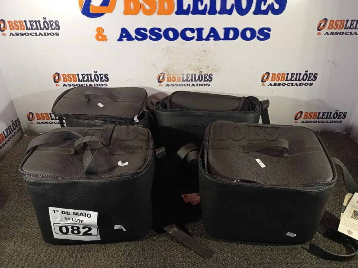 LOTE 082 - 04 CASES EM COURO. (NO ESTADO) ATENÇÃO! FAZER A VISITAÇÃO ANTES DE ARREMATAR, NÃO SABEMOS SE FUNCIONA. LEILÃO NÃO TEM GARANTIA E NEM DEVOLUÇÃO, SUJEITO A POSSÍVEIS AVARIAS VISÍVEIS/OCULTAS E/OU AUSÊNCIA DE COMPONENTES.