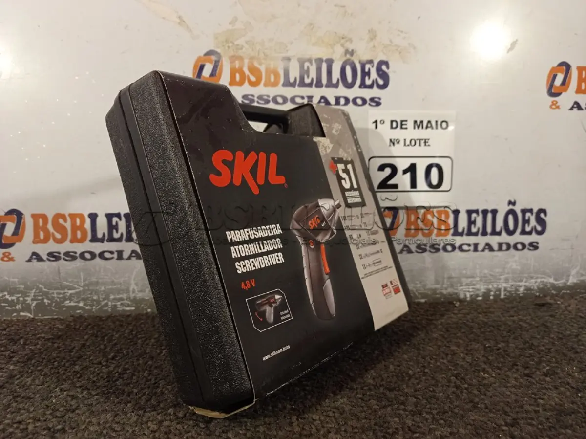 LOTE 210 - 01 PARAFUSADEIRA 220V SKIL +51 ACESSÓRIOS 4,8V. (NOVA). (NO ESTADO)