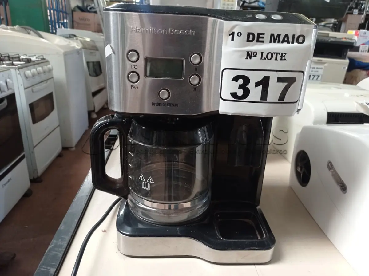 LOTE 317 - 01 CAFETEIRA HAMILTON. (NO ESTADO) ATENÇÃO! FAZER A VISITAÇÃO ANTES DE ARREMATAR, NÃO SABEMOS SE FUNCIONA. LEILÃO NÃO TEM GARANTIA E NEM DEVOLUÇÃO, SUJEITO A POSSÍVEIS AVARIAS VISÍVEIS/OCULTAS E/OU AUSÊNCIA DE COMPONENTES.