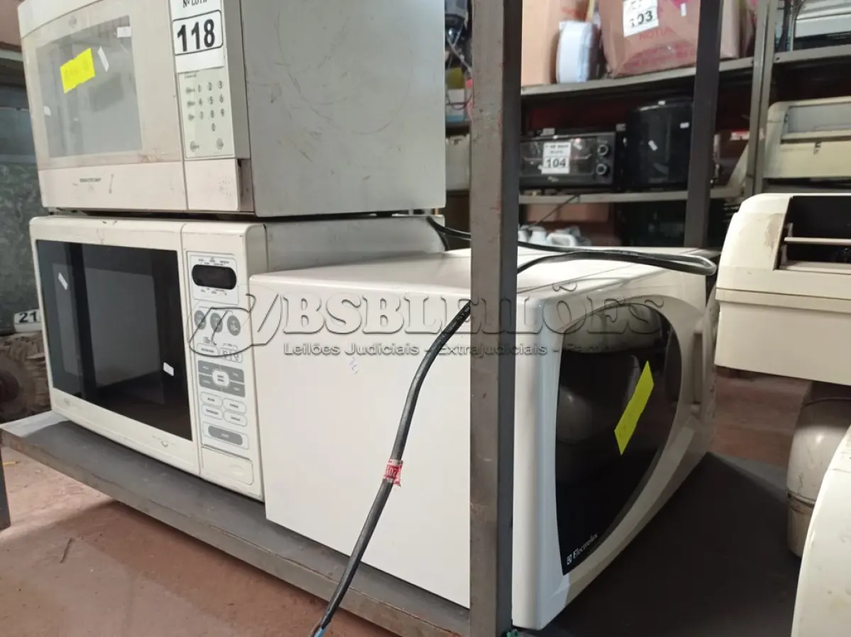 LOTE 118 - 03 MICRO-ONDAS MARCAS E MODELOS DIVERSOS. (NO ESTADO) ATENÇÃO! FAZER A VISITAÇÃO ANTES DE ARREMATAR, NÃO SABEMOS SE FUNCIONA. LEILÃO NÃO TEM GARANTIA E NEM DEVOLUÇÃO, SUJEITO A POSSÍVEIS AVARIAS VISÍVEIS/OCULTAS E/OU AUSÊNCIA DE COMPONENTES.