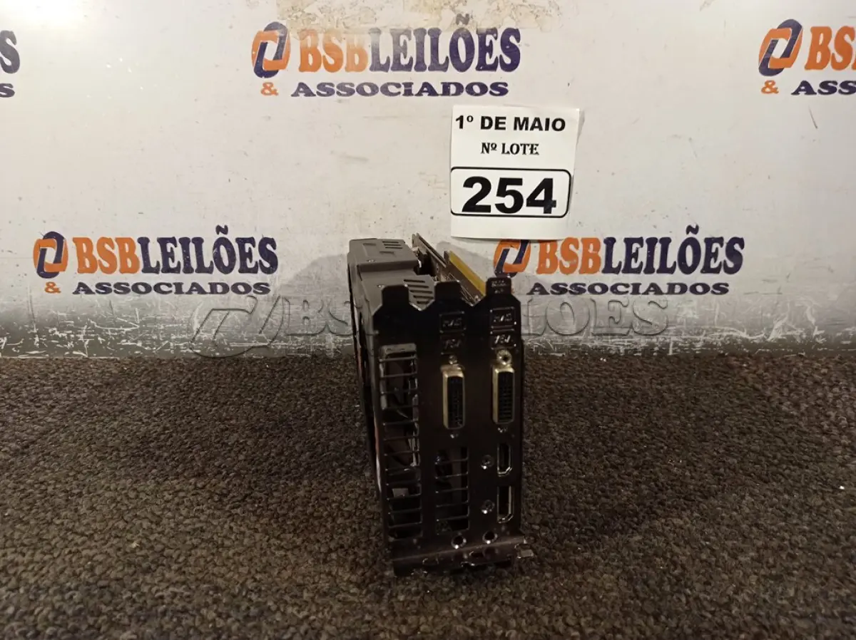 LOTE 254 - 01 PLACA DE VÍDEO MARCA ASUS MODELO JTX-570. (NO ESTADO) ATENÇÃO! FAZER A VISITAÇÃO ANTES DE ARREMATAR, NÃO SABEMOS SE FUNCIONA. LEILÃO NÃO TEM GARANTIA E NEM DEVOLUÇÃO, SUJEITO A POSSÍVEIS AVARIAS VISÍVEIS/OCULTAS E/OU AUSÊNCIA DE COMPONENTES.