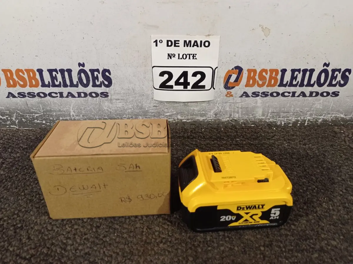 LOTE 242 - 01 BATERIA 20V DE 5AH MARCA DEWALT. (NOVA). (NO ESTADO)