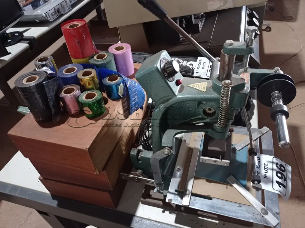 LOTE 196 - 01 MÁQUINA PARA TIPOGRAFIA COM ACESSÓRIOS. (NO ESTADO) ATENÇÃO! FAZER A VISITAÇÃO ANTES DE ARREMATAR, NÃO SABEMOS SE FUNCIONA. LEILÃO NÃO TEM GARANTIA E NEM DEVOLUÇÃO, SUJEITO A POSSÍVEIS AVARIAS VISÍVEIS/OCULTAS E/OU AUSÊNCIA DE COMPONENTES.