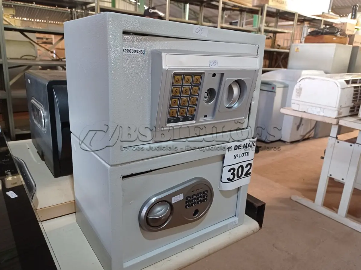 LOTE 302 - 02 COFRES ELETRÔNICOS. (NO ESTADO) ATENÇÃO! FAZER A VISITAÇÃO ANTES DE ARREMATAR, NÃO SABEMOS SE FUNCIONA. LEILÃO NÃO TEM GARANTIA E NEM DEVOLUÇÃO, SUJEITO A POSSÍVEIS AVARIAS VISÍVEIS/OCULTAS E/OU AUSÊNCIA DE COMPONENTES.