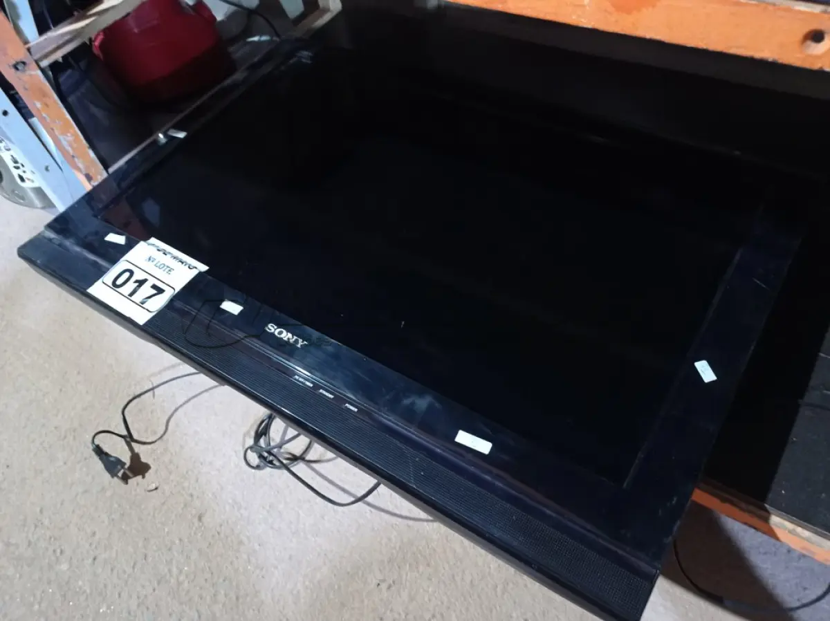 LOTE 017 - 01 TV SONY 32” POL PARA RETIRADA DE PEÇAS. (NO ESTADO) ATENÇÃO! FAZER A VISITAÇÃO ANTES DE ARREMATAR, NÃO SABEMOS SE FUNCIONA. LEILÃO NÃO TEM GARANTIA E NEM DEVOLUÇÃO, SUJEITO A POSSÍVEIS AVARIAS VISÍVEIS/OCULTAS E/OU AUSÊNCIA DE COMPONENTES.