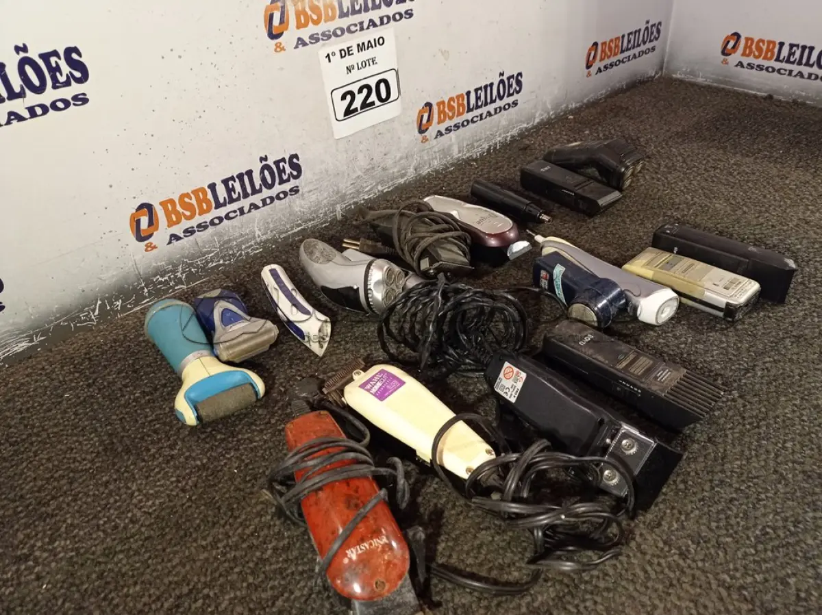 LOTE 220 - 01 LOTE COM MATERIAIS DIVERSOS. (NO ESTADO) ATENÇÃO! FAZER A VISITAÇÃO ANTES DE ARREMATAR, NÃO SABEMOS SE FUNCIONA. LEILÃO NÃO TEM GARANTIA E NEM DEVOLUÇÃO, SUJEITO A POSSÍVEIS AVARIAS VISÍVEIS/OCULTAS E/OU AUSÊNCIA DE COMPONENTES.