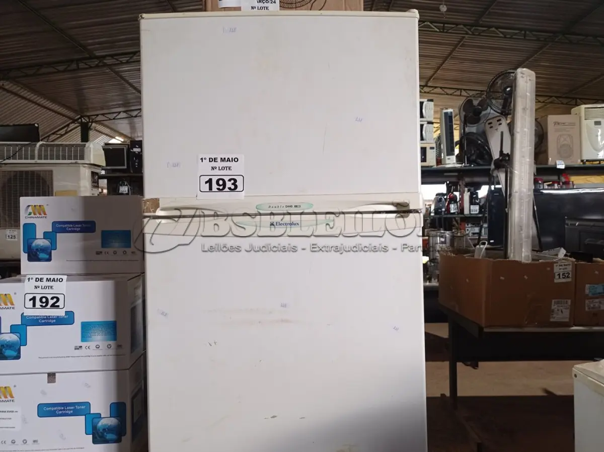 LOTE 193 - 01 GELADEIRA MARCA ELECTROLUX 220V. (NO ESTADO) ATENÇÃO! FAZER A VISITAÇÃO ANTES DE ARREMATAR, NÃO SABEMOS SE FUNCIONA. LEILÃO NÃO TEM GARANTIA E NEM DEVOLUÇÃO, SUJEITO A POSSÍVEIS AVARIAS VISÍVEIS/OCULTAS E/OU AUSÊNCIA DE COMPONENTES.