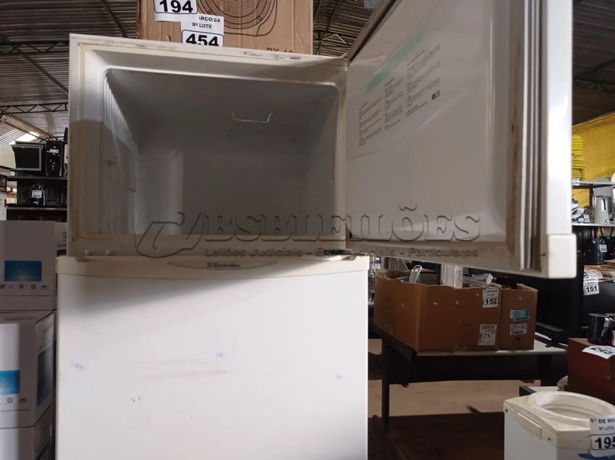 LOTE 193 - 01 GELADEIRA MARCA ELECTROLUX 220V. (NO ESTADO) ATENÇÃO! FAZER A VISITAÇÃO ANTES DE ARREMATAR, NÃO SABEMOS SE FUNCIONA. LEILÃO NÃO TEM GARANTIA E NEM DEVOLUÇÃO, SUJEITO A POSSÍVEIS AVARIAS VISÍVEIS/OCULTAS E/OU AUSÊNCIA DE COMPONENTES.