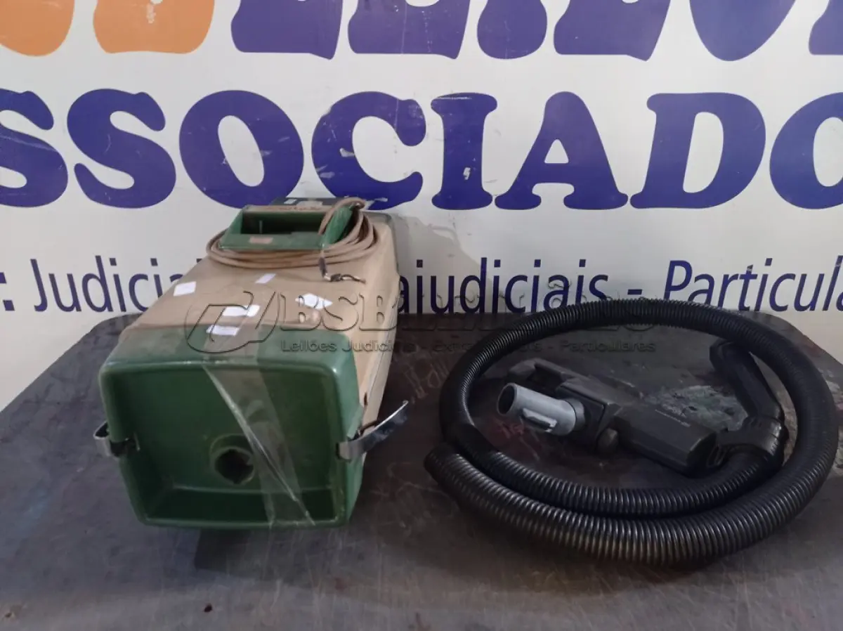 LOTE 045 - 01 ASPIRADOR DE PÓ ANTIGO MARCA ARNO. (NO ESTADO) ATENÇÃO! FAZER A VISITAÇÃO ANTES DE ARREMATAR, NÃO SABEMOS SE FUNCIONA. LEILÃO NÃO TEM GARANTIA E NEM DEVOLUÇÃO, SUJEITO A POSSÍVEIS AVARIAS VISÍVEIS/OCULTAS E/OU AUSÊNCIA DE COMPONENTES.