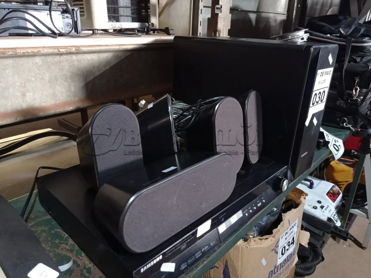 LOTE 030 - 01 DVD HOME THEATER MARCA SAMSUNG. (NO ESTADO) ATENÇÃO! FAZER A VISITAÇÃO ANTES DE ARREMATAR, NÃO SABEMOS SE FUNCIONA. LEILÃO NÃO TEM GARANTIA E NEM DEVOLUÇÃO, SUJEITO A POSSÍVEIS AVARIAS VISÍVEIS/OCULTAS E/OU AUSÊNCIA DE COMPONENTES.