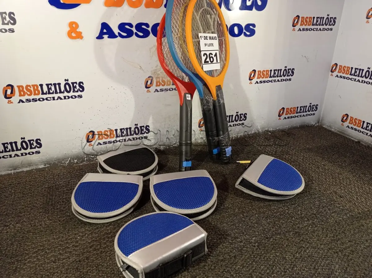 LOTE 261 - 04 RAQUETES MATA MOSQUITO E 05 PORTA CD’S. (NO ESTADO) ATENÇÃO! FAZER A VISITAÇÃO ANTES DE ARREMATAR, NÃO SABEMOS SE FUNCIONA. LEILÃO NÃO TEM GARANTIA E NEM DEVOLUÇÃO, SUJEITO A POSSÍVEIS AVARIAS VISÍVEIS/OCULTAS E/OU AUSÊNCIA DE COMPONENTES.