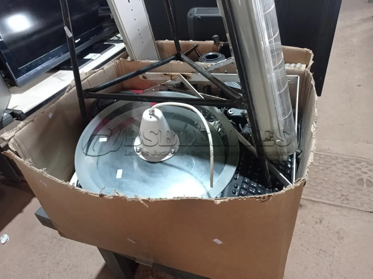 LOTE 152 - 01 LOTE COM MATERIAIS DIVERSOS. (NO ESTADO) ATENÇÃO! FAZER A VISITAÇÃO ANTES DE ARREMATAR, NÃO SABEMOS SE FUNCIONA. LEILÃO NÃO TEM GARANTIA E NEM DEVOLUÇÃO, SUJEITO A POSSÍVEIS AVARIAS VISÍVEIS/OCULTAS E/OU AUSÊNCIA DE COMPONENTES.